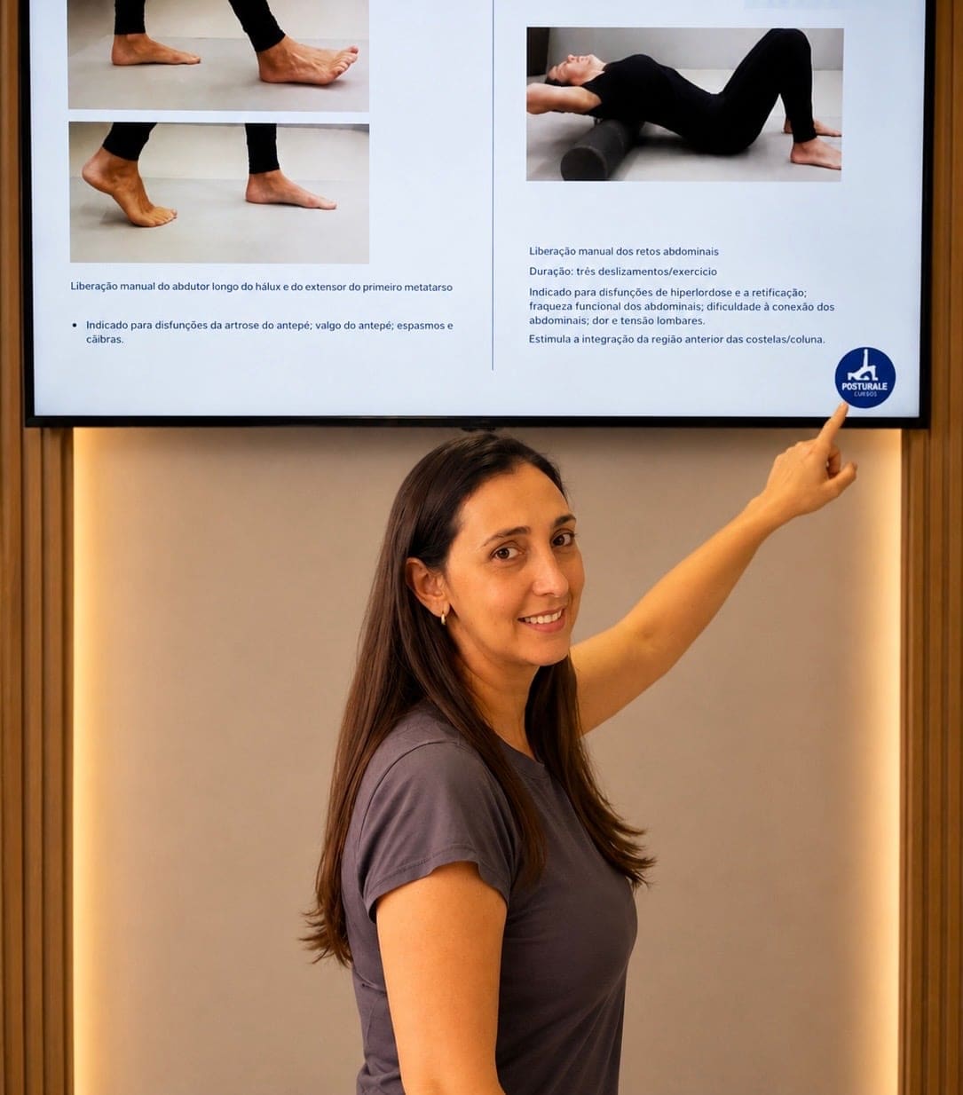 Coordenadora apresentando o material do curso durante uma aula do Studio Posturale