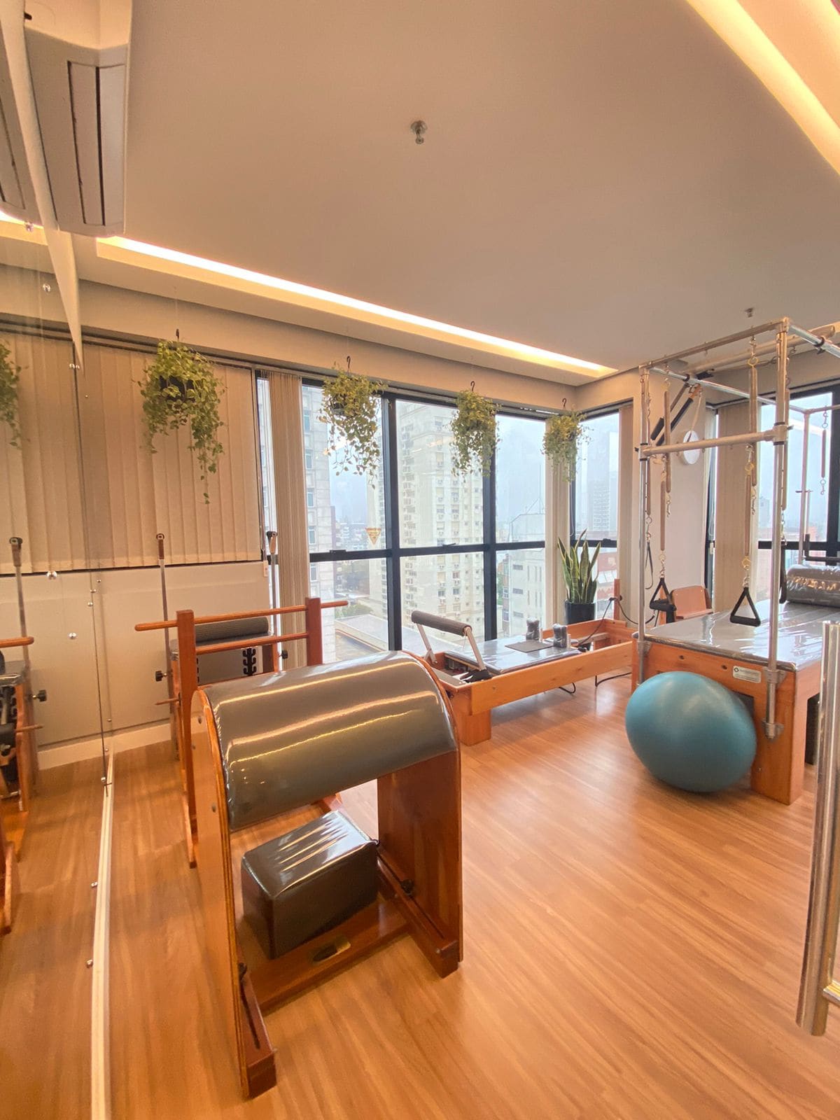 Sala do Studio Posturale na unidade Menino Deus, com Cadillac, Reformer e Step Chair